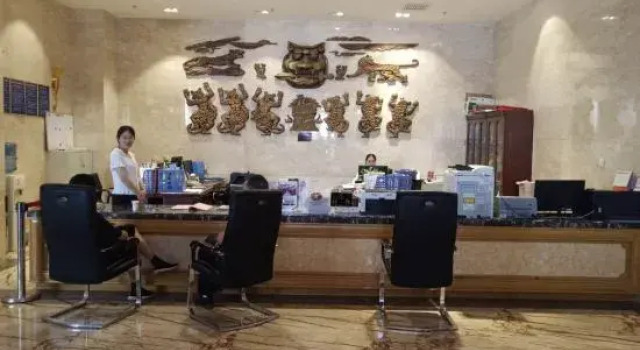 Yun Hua Hotel, Rezerwuj Hotel Hotele w Chuxiong z parkingiem, Parking