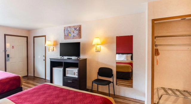 Четырёхместный номер Standard Econo Lodge Fredericksburg
