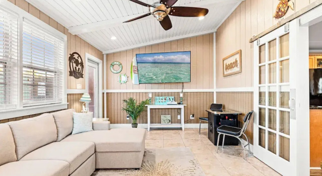Just Beachy 3BR Dog-friendly Townhouse Near Beaches & Attractions!, Book Feriehus Hoteller i Lower Grand Lagoon med parkering, Parkering
