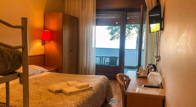 Четырёхместный номер Standard с видом на озеро Hotel Chalet del Lago