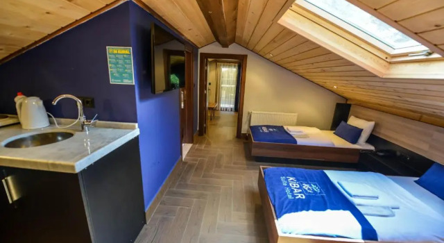 Четырёхместный номер Standard с балконом Kibar Hotel