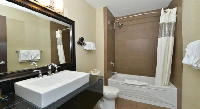 Четырёхместный номер Standard Prestige Vernon Hotel