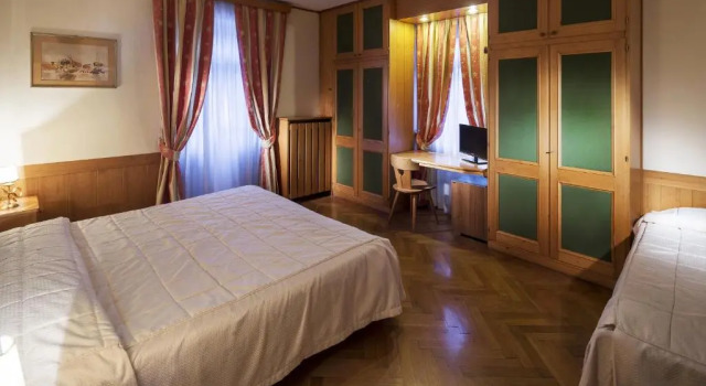 Трёхместный номер Standard с балконом Hotel Corona