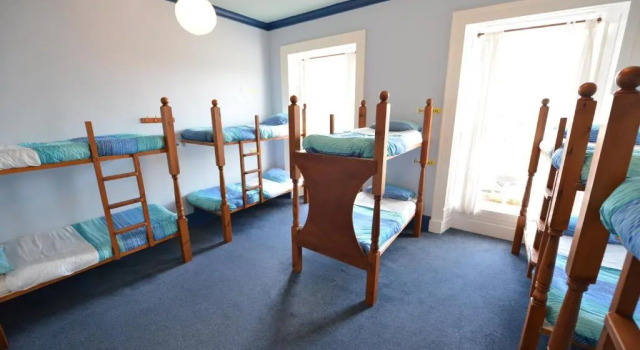 Кровать в общем номере Oban Backpackers