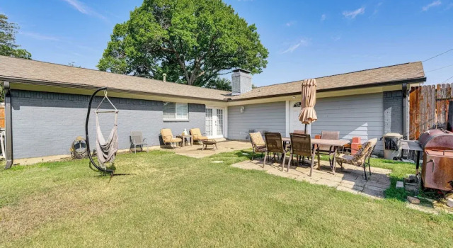 Коттедж Yard + Patio: Dallas Area Home By Parks & Dining