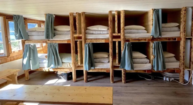 Кровать в общем номере Mountain Hostel Gimmelwald