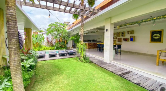 Villa Insta! Luxury big 5 star 3BRM Villa in centre of Canggu, Rezervovat Vila Chaty v Bali, Chalupa
