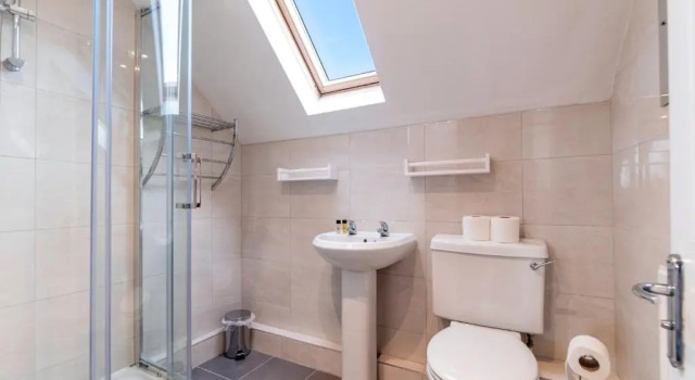 Cunningham House By TJ Serviced Property P'boro, Забронировать Апартаменты/квартира Отели Питерборо с парковкой, рядом с Железнодорожный вокзал Питерборо, Парковка