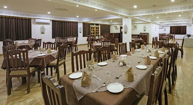 Sayaji Resort and Spa Udaipur, Забронировать Курортный отель Отели штата Раджастхана с парковкой, Парковка