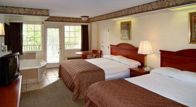 Четырёхместный номер Standard Country Inn & Suites by Radisson, Pigeon Forge South, TN