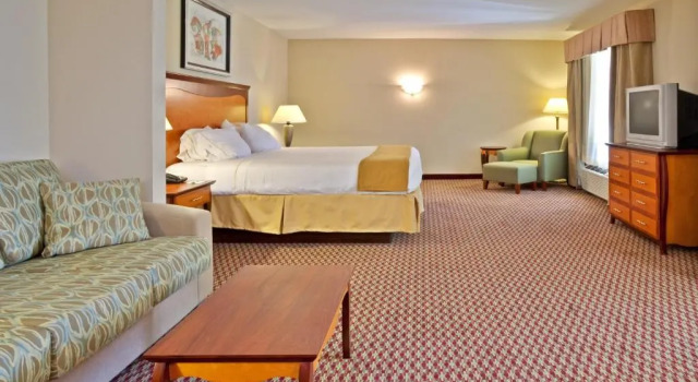 Люкс Holiday Inn Express Hotel & Suites Birmingham - Inverness 280 by IHG