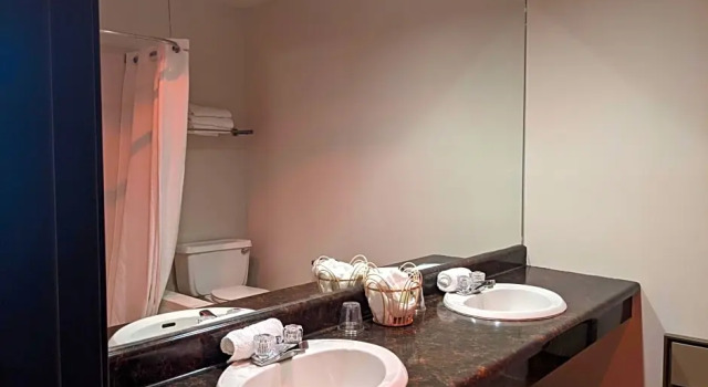 Четырёхместный номер Standard с балконом Catskill Mountain Lodge