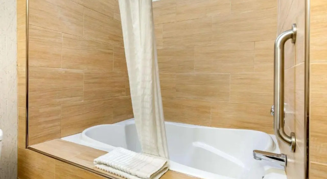 Номер Standard Comfort Suites Southgate-Detroit