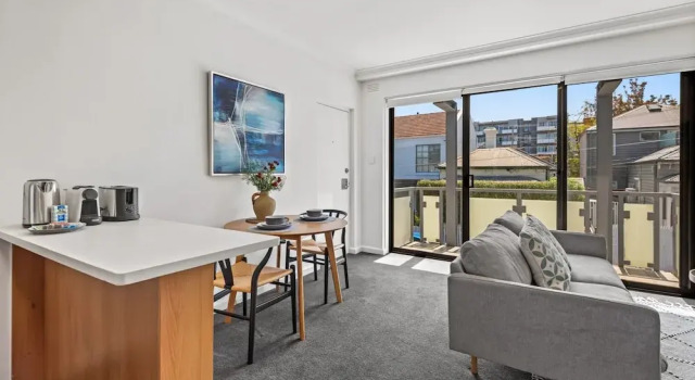 Cosy 1-bed Balcony Unit in Quiet Street by Shops, Book Apartment Melbourne 