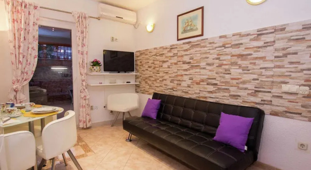 Апартаменты Apartment in Slatine Near the Sea Beach