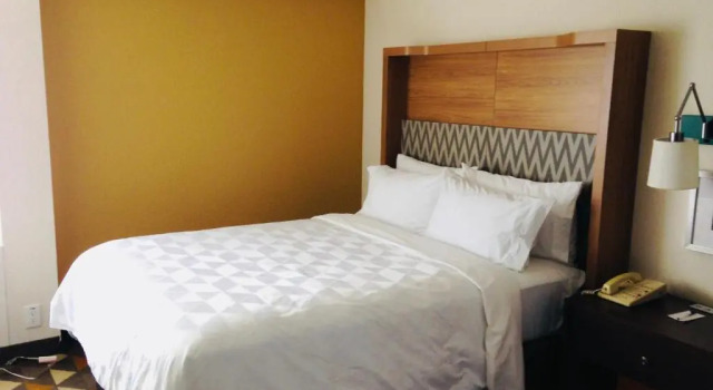 Четырёхместный номер Standard Holiday Inn & Suites Pittsfield-Berkshires by IHG