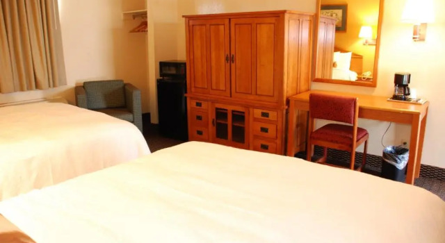 Четырёхместный номер Standard Apple Tree Inn Tyler Lindale