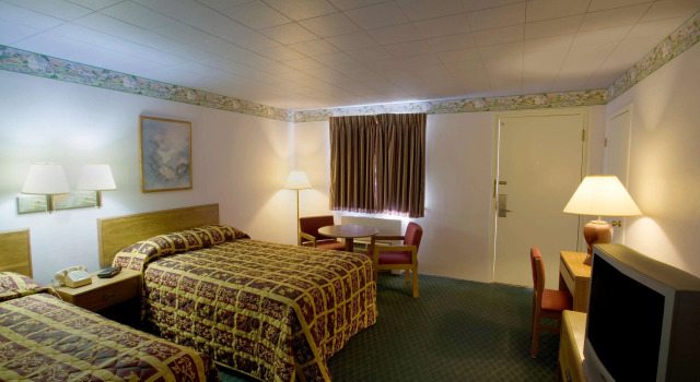 Четырёхместный номер Standard Americas Best Value Inn Litchfield