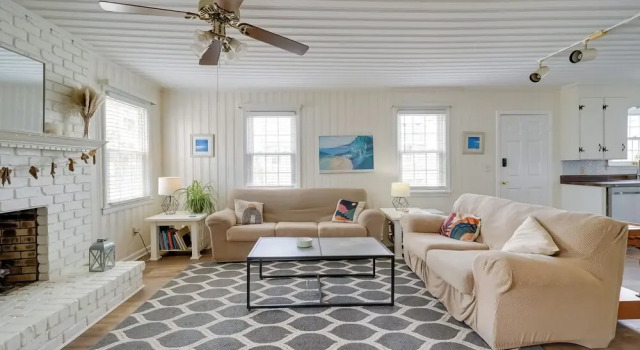 Carolina Beach Home w/ Private Deck: Walk to Shore, Забронировать Дом для отпуска Коттеджи Каролина-бич, рядом с Пляж Каролина, Коттедж