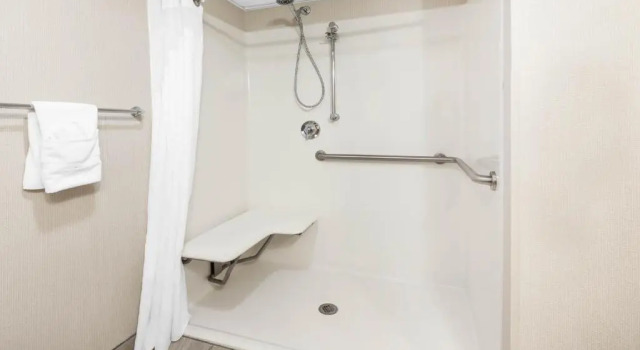 Четырёхместный номер Deluxe Days Inn by Wyndham Plattsburgh