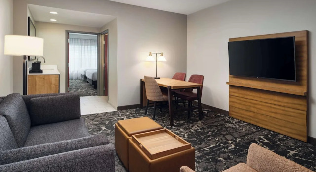 Четырёхместный люкс Embassy Suites by Hilton Hampton Convention Center