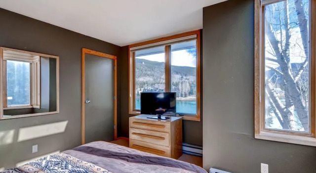 3bdr Condo-master Fireplace, Upgraded Kitchen, Kids Ski Free 3 Bedroom Condo by RedAwning