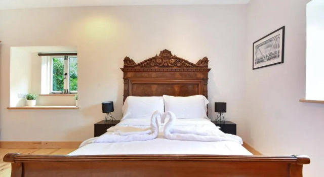 5 Bed Barn Conversion - with Private Hot Tub