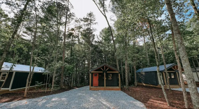 Brand New One Bedroom Cabin With Kitchen Minutes From Lake Hartwell Cabin #3, Boek Camping Hotels in Georgia met parkeren, Parkeren