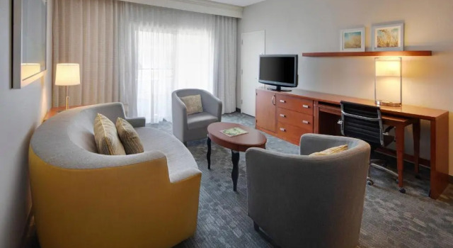 Двухместный люкс c 1 комнатой Courtyard by Marriott Addison Midway