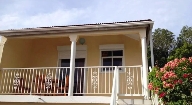 Apartment With 2 Bedrooms in Bouillante, With Wonderful sea View, Furn, Rezerwuj Apartament Hotele w Basse-Terre z parkingiem, Parking