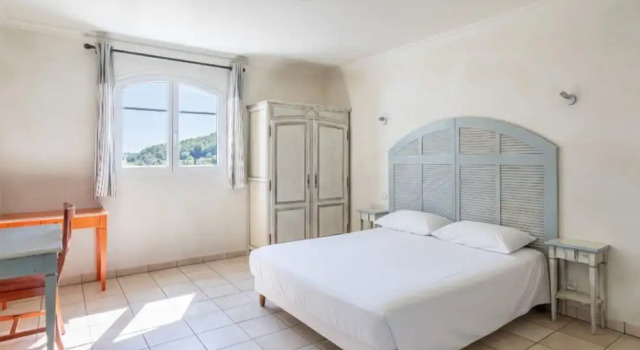 3-bedroom Provencal Retreat for 8, Забронировать Апартаменты/квартира Отели в центре Кальяна, в центре
