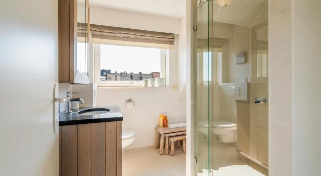 Spacious, warm and updated Home w parking & garden, Rezerwuj Hotel Hotele w Bruksela z parkingiem, Parking