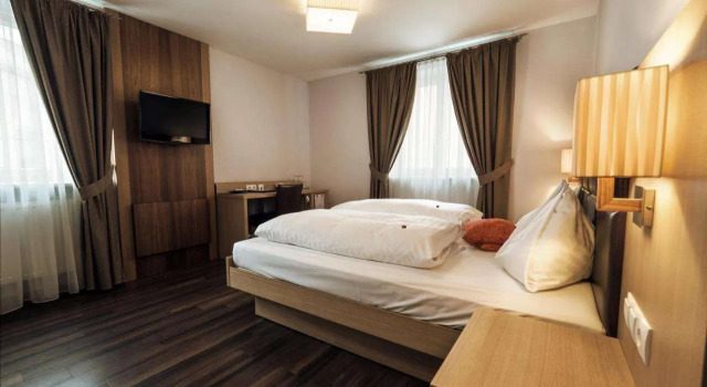 Hotel Guter Hirte, Rezerwuj Hotel Hotele w Salzburg z parkingiem, Parking
