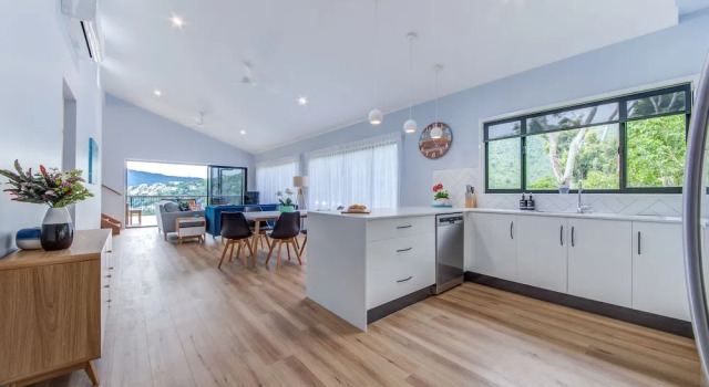 Коттедж с красивым видом из окна Hillside Haven Airlie Beach