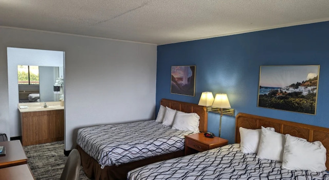 Четырёхместный номер Deluxe Sprucewood Inn