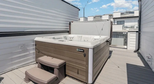 Коттедж Groovy -rooftop Patio w/ Hot Tub -mins to Broadway