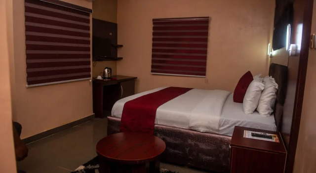 Delano Hotel And Suites, Rezerwuj Hotel Hotele w Ikpoba-Okha z basenem, Basen