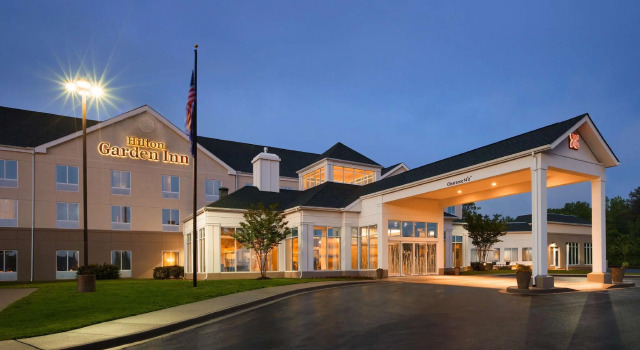 Кровать в общем номере Hilton Garden Inn Solomons