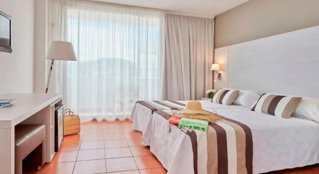 Двухместный номер с террасой с видом на море Hotel Tres Torres