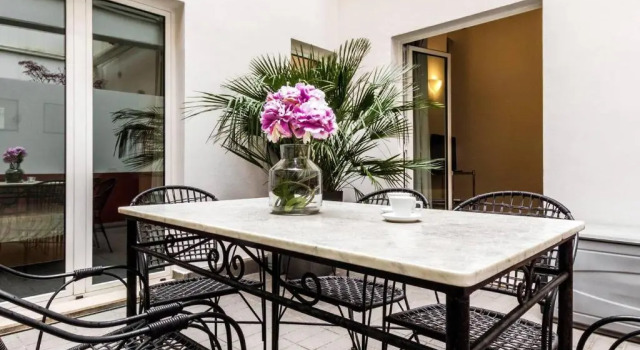 Апартаменты ALTIDO Charming Apt for 3 with Adorable Internal Garden
