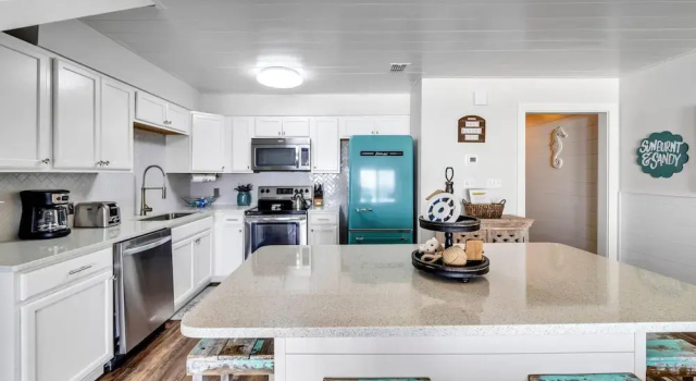 Вилла Crystal Villas 12B - Updated 2 Bedroom with Loft Beach Front Condo In the Heart of Destin
