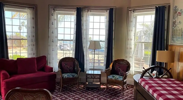 Номер Luxury Edgewater Beach Inn