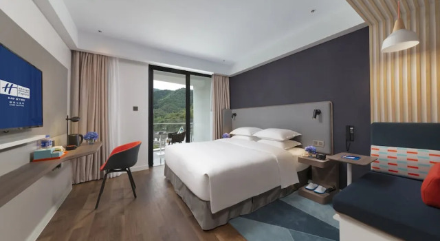 Двухместный номер Standard с балконом и с видом на горы Holiday Inn Express E'Mei Qiliping by IHG