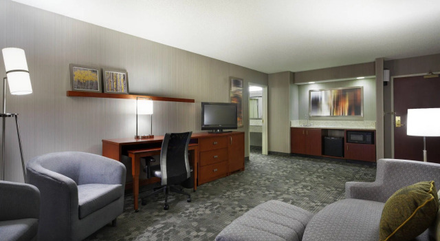 Двухместный люкс c 1 комнатой Courtyard Chicago St. Charles