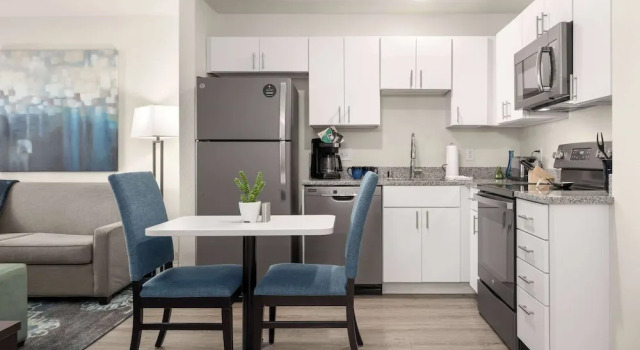 Люкс c 1 комнатой с балконом WaterWalk Extended Stay by Wyndham Minneapolis - Plymouth