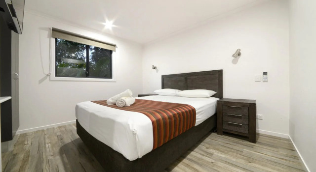 NRMA Airlie Beach Holiday Park, Забронировать Кемпинг Отели Whitsundays с парковкой, Парковка