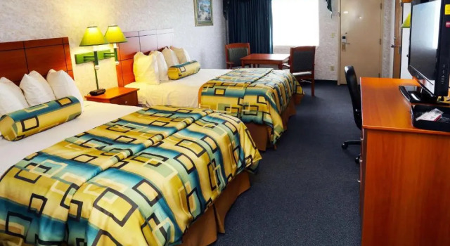 Четырёхместный номер Standard Magnuson Hotel Howell/Brighton
