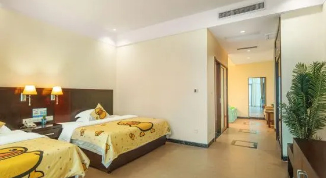 Двухместный семейный люкс Beihai Silver Beach 1 International Conference Centre Hotel