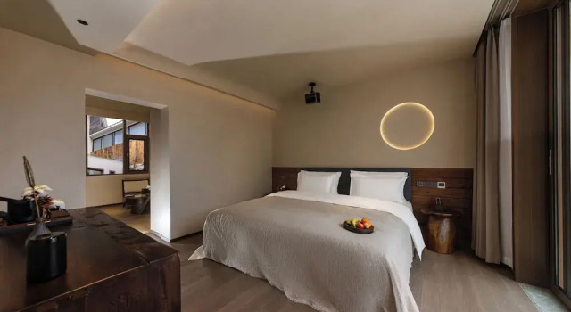 Люкс с балконом и с видом на сад Shangri-la Designer Homestay without Summer(By the Cosmic Wheel of Dukezong)
