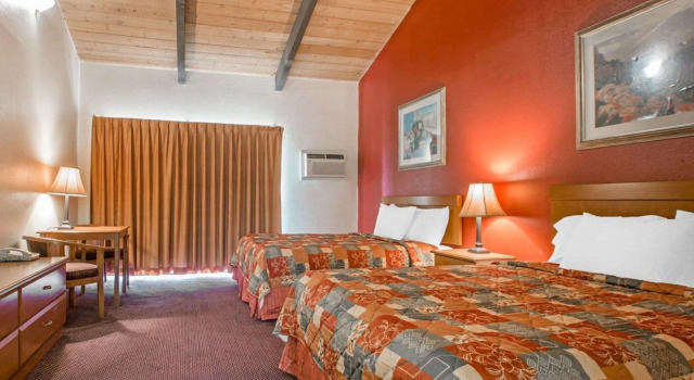 Четырёхместный номер Standard Rodeway Inn Fallbrook Downtown